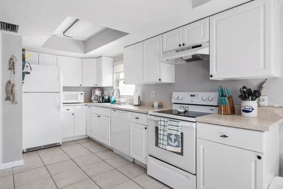 4 BR Oasis, water views every room steps to beach! - Image 5